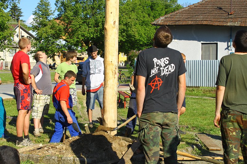 Stavanie maja (40).JPG